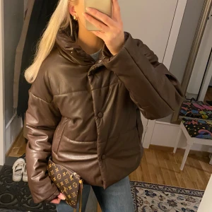 Vinterjacka - Superfin vinröd vinterjacka från Na-Kd💗