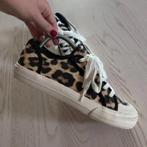 Leopardmönstrade sneakers - Säljer dessa super coola skor som blev populär från hm💕 perfekta för att snygga till en outfit💕 använd ett fåtal ggr💕 storlek 39