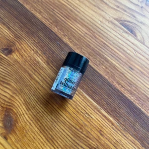 Glitter Brilliant från NYX - “Säljer NYX Glitter Brilliant i nyansen GLI 06. Perfekt för att lägga till lite extra glans och glamour till din sminkning.”. Den är helt oanvänd. 