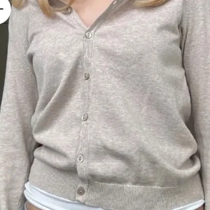 Kofta  - Jätte fin kofta som knappt kommit till använd. Bild är ifrån förra ägaren! Skriv för mer bilder