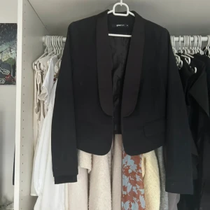 Svart kavaj  - Lite kortare kavaj med lite vaddering i axlarna 💕🩷 lite liten i storleken 