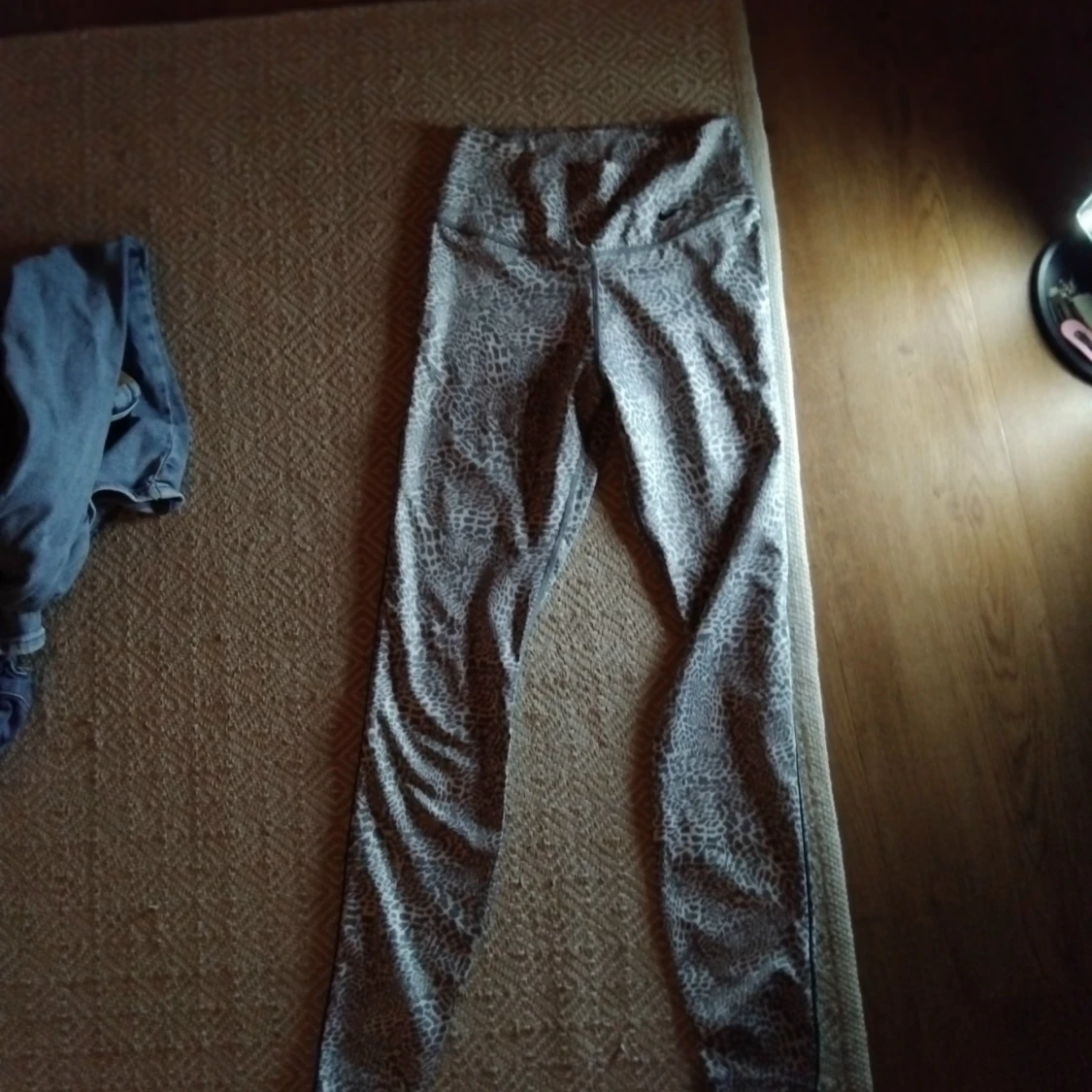 Oanvända gympaskor med leopardmönster