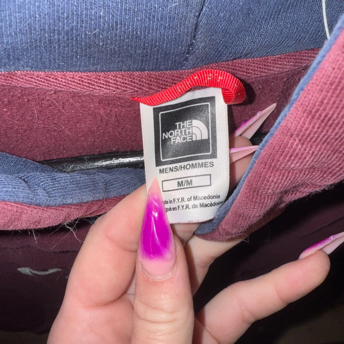 Vinröd hoodie från The North Face - 1