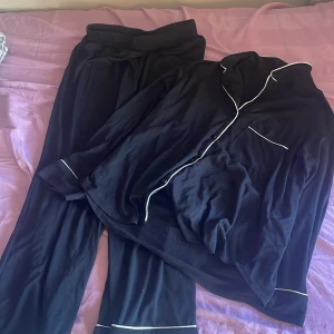Svart pyjamas med vita detaljer 💗 - Säljer min jättefina pyjamas från H&M som jag inte använder 💗 som ny och inga hål eller nåt sånt💗 Storlek S och passar i längen(byxorna) på nån som är runt 165 cm💗Nypris:399