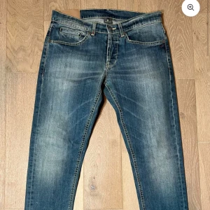 Dondup george - Snygga blå jeans med en klassisk slim  fit. De har knappar framtill. Slorlek w33. Vid snabb affär kan priset diskuteras 