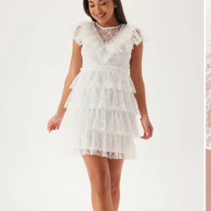 Lace frill short dress - Säljer denna populära klänningen från bubbleroom. Endast testad och lappen sitter kvar. Perfekt till studenten