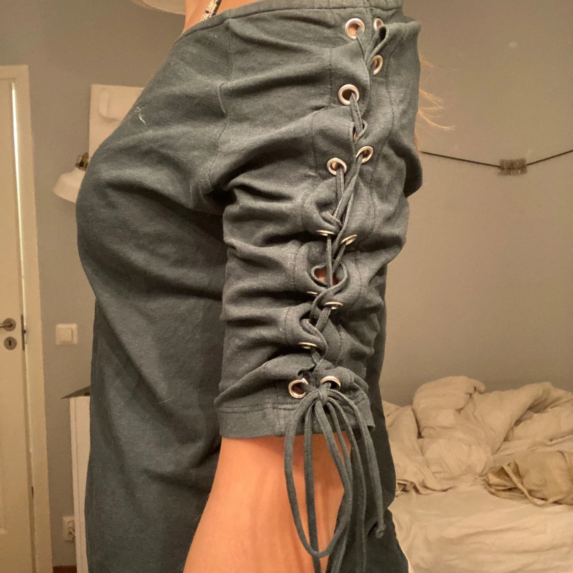 Mörkgrön offshoulder topp med snörning - 1