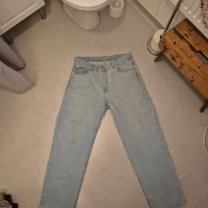 Sweet sktbs baggy jeans - Big skate modellen i M, typ 34 i midja och 34 i längd. Trasiga på två ställen för den vintage looken