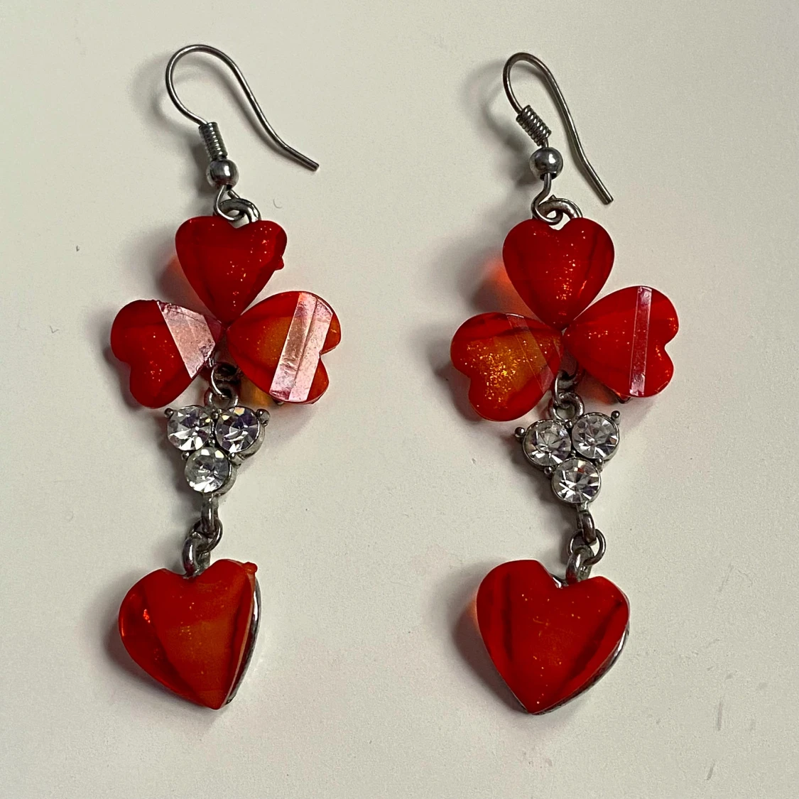 Röda hjärtformade örhängen med strass