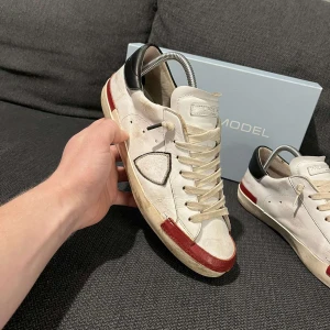 Philippe modell skor  - Röda Philippe modell skor. Bra skick och äktighets bevis finns. 