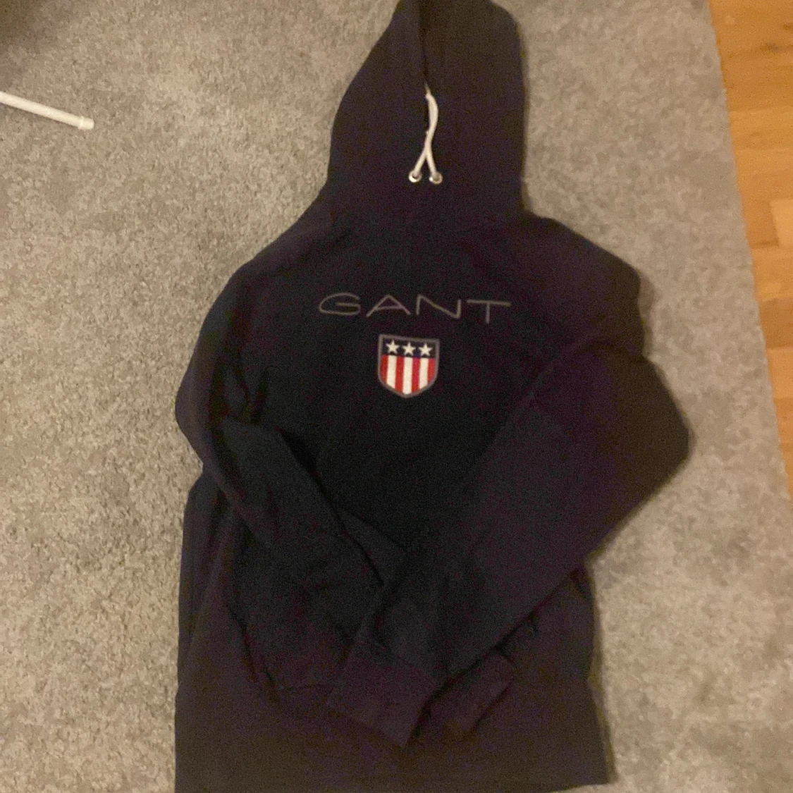 Mörkblå hoodie från GANT - 1
