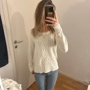 Vit stickad tröja - Säljer en supersöt kabelstickat tröja. Skitsnygg till ett par jeans eller snygg kjol🥰😍Tryck gärna på köp nu🥰