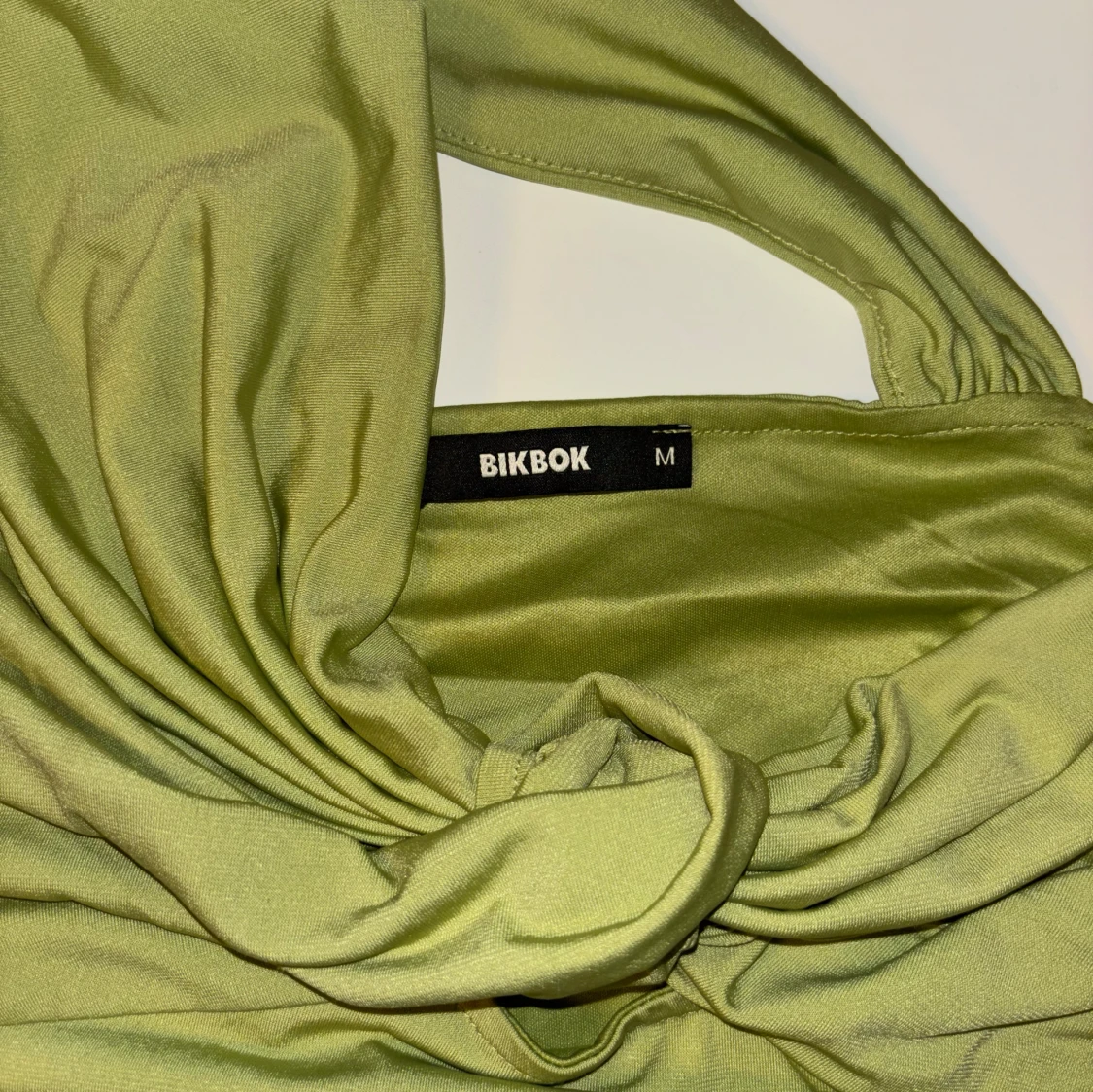 En olivgrön topp från BikBok - 1