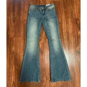 Bootcut jeans - Super snygga och sköna bootcut jeans från Vero Moda. Använt 1 gång bara så de är i princip nya. Ny pris 600kr💕