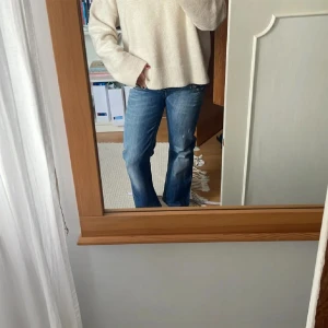 Lågmiajde replay jeans  - Vintage replay jeans! Midjemått rakt över: 35 cm innerbensmått:68 cm grenmått: 20 cm💞💞har inga fler bilder på då de är för små