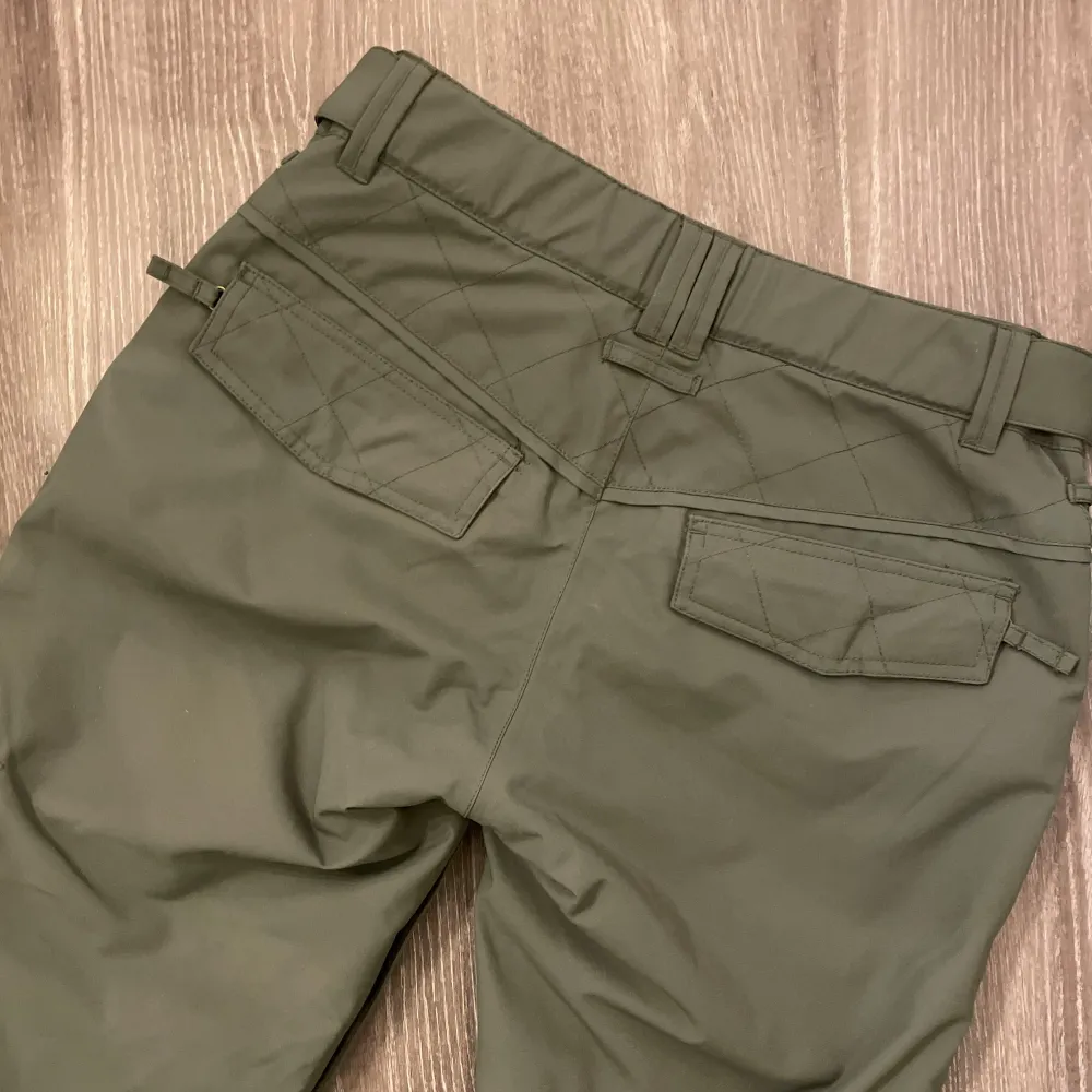Riktigt snygga gröna skidbyxor från Billabong som tyvärr blivit för tighta för mig. Märkta storlek S men små i storlek och passar någon med XS bättre. Ser ut som nya bortsett från ett litet hål längst ner på ena benet.. Muu.