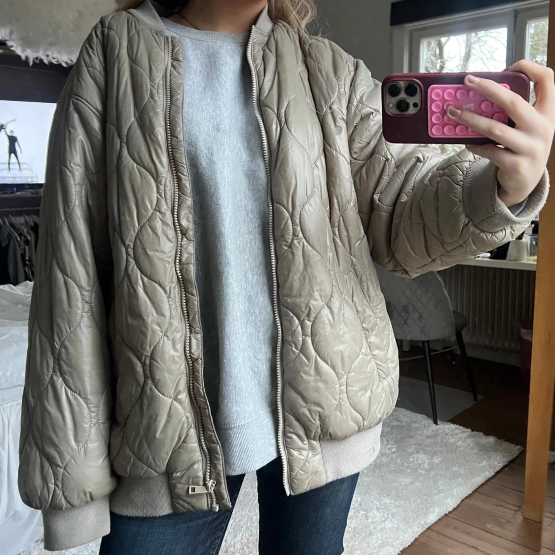 Beige quiltad bomberjacka