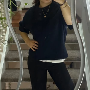 Mörkblå tröja från Gina Tricot - Säljer en stilren mörkblå tröja från Gina Tricot i premiumkvalitet. Tröjan har en avslappnad passform och korta ärmar, perfekt för en casual look. Den är använd ett fåtal gånger 