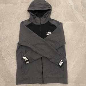 Nike zip hoodie - Storlek S i bra skick 9/10. Skicka vid frågor
