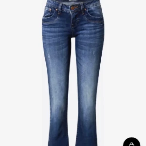 Blå Ltb jeans  - Snygga blå bootcut jeans ltb jeans med en klassisk femficksdesign. De har en lätt tvättad look och är perfekta för en avslappnad stil. Passar bra till både sneakers och stövlar. Är storleken 25/34 men sytt upp dom så dom sitter mer som 25/32