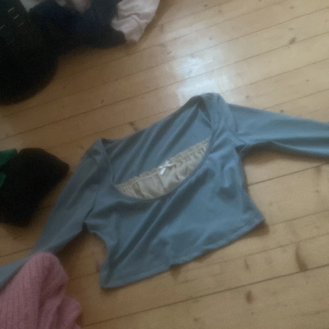 Blå långärmad topp med rosett