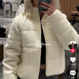 Pufferjacka Zara - Intressekoll på en snygg vit quiltad pufferjacka från Zara. Jackan har ett stickat mönster. Köptes nyligen (bild 2) alltså nästan intill ny❣️