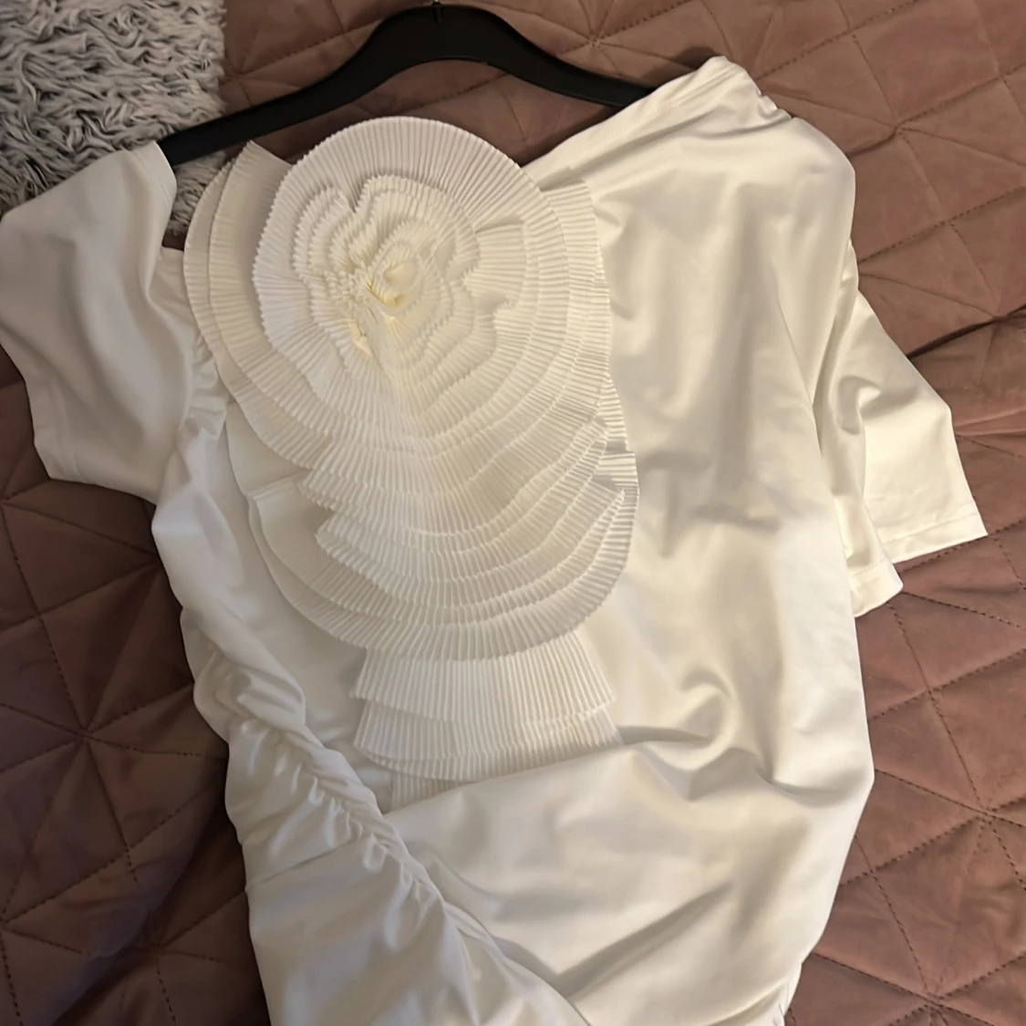 Vit asymmetrisk topp med volangdetalj - 91