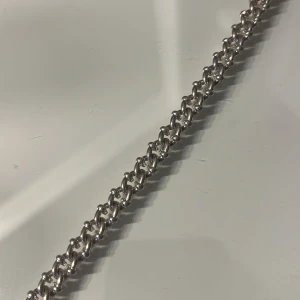 Silverfärgat armband - Snyggt silverfärgat armband med en kedjedesign. Perfekt för att ge en stilren touch till din outfit. Passar bra till både vardag och speciella tillfällen. Inte äkta silver 
