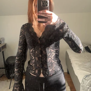 Svart spetsblus - En helt ny spetstopp ifrån Gina tricot. Helt ny med prislapp och är i storlek xs🫶🏼 perfekt till nyår!!