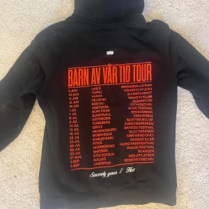 Hov1 hoodie - Svart hoodie med hov1’s tour ”Barn av vår tid” på baksidan!