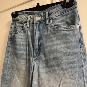 Blå jeans från H&M - Blåa wide jeans från H&M i använt men bra skick. High/mid waist & ankle length