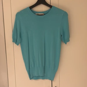 Turkos tröja från Zara.  - Säljer en turkos tröja från Zara i storlek S. Tröjan har korta ärmar och en rund halsringning. Den är i mycket bra skick och är endast använd ett fåtal gånger!
