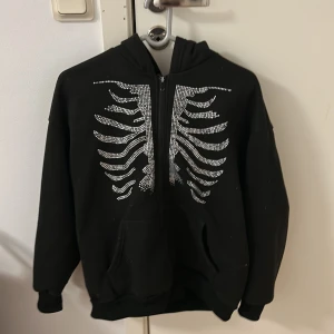 Svart tjocktröja  - Svart tjocktröja med paljetter på, knappt använd den är som ny 