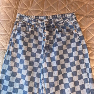Rutiga jeans - Riktig coola rutiga jeans. De har en straight passform med slits längst ner. Använda men inga defekter.