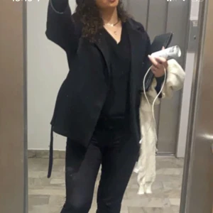 Svart kappa - Svart kappa med normal passform. Köpt på missay, jag är 166 cm lång, skriv vida dm angående intresse🫶🏼