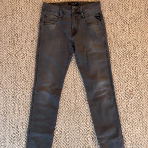 Replay jeans  - Säljer dessa snygga Replay jeans i modellen anbass. Jeansen i är riktigt bra skick bortsett från en jätteliten slitning vid grenen som absolut inte syns vid användning. Storleken på jeansen är W28/L31. Bara att hör av sig vid fler frågor eller funderingar 👍