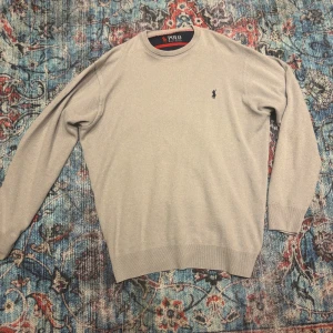 Ralph lauren sweatshirt  - Riktigt fet Ralph lauren sweatshirt storleken är L men sitter som M hör av er med minsta fråga.