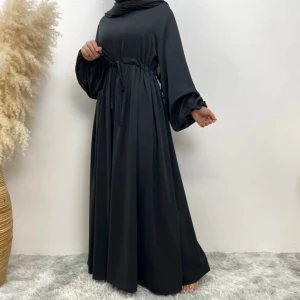 Svart långklänning med knytband - Aldrig använd. Storleken utgår utifrån hur lång man är, 2XL = 172-175 cm. Passar som en vanlig XS/S/M. Elegant svart långklänning med knytband i midjan och vida långa ärmar. Perfekt för en stilren look.