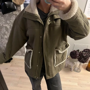 Grön jacka - Supersnygg jacka med teddydetaljer! As najs verkligen❤️ är 169cm lång som referens!