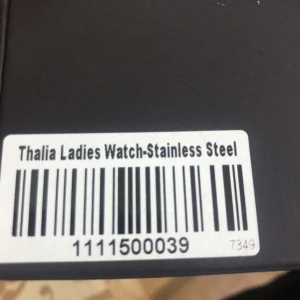 Damklocka i rostfritt stål från Bernhard H. Mayer - Elegant damklocka i rostfritt stål med en klassisk design. Klockan har en vit urtavla med romerska siffror och ett stilrent armband i metall. Perfekt för den som söker en tidlös accessoar.