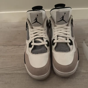 Nike Air Jordan 4 military black - Snygga Nike Air Jordans i vitt och grått med svarta detaljer. Använd några gånger men har växt ut ur de. Storlek 46 (UK 11) Crease skydd ingår. Skriv vid minsta intresse 😁pris kan diskuteras 