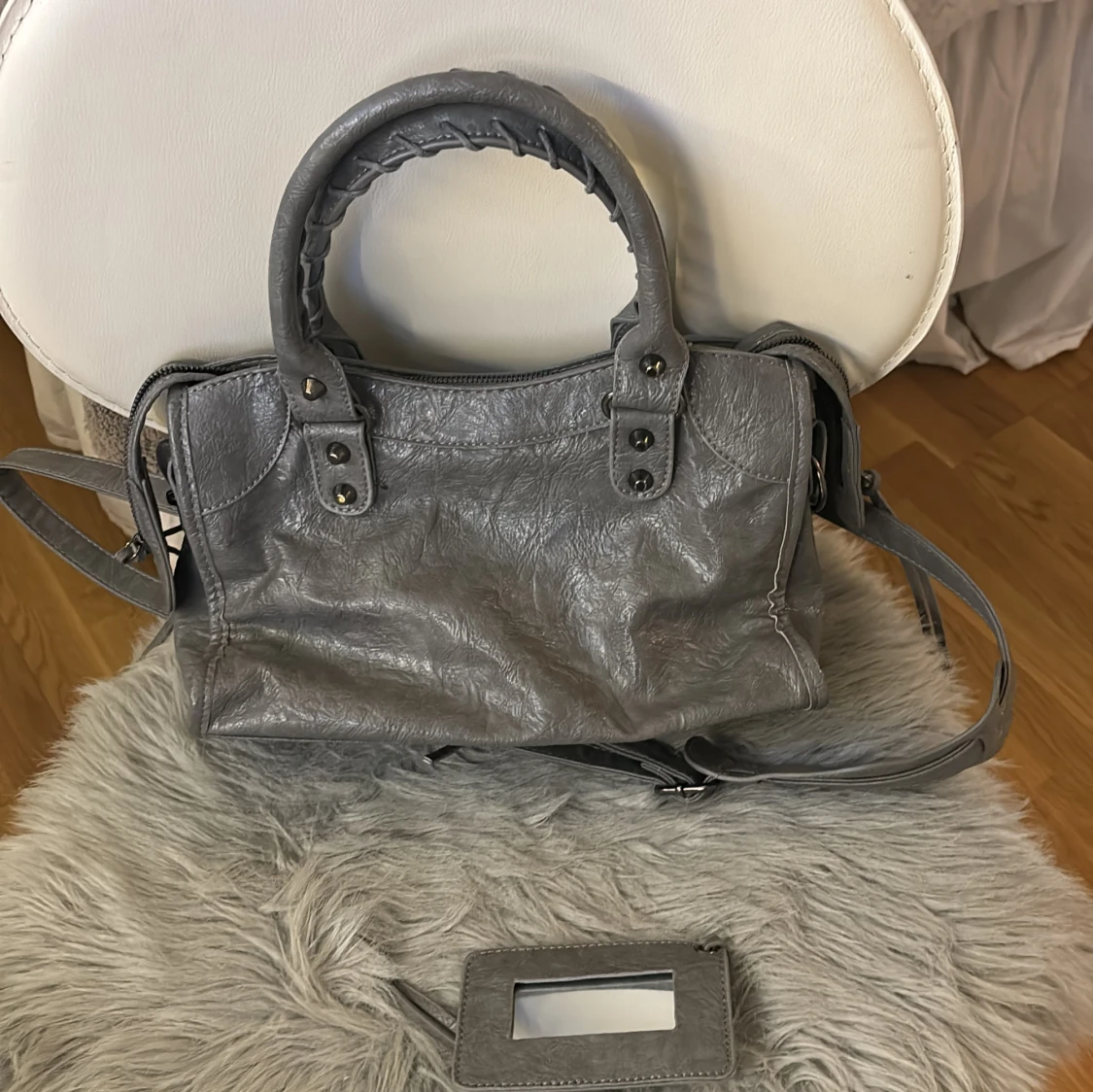 Grå axelväska med dragkedja - 91