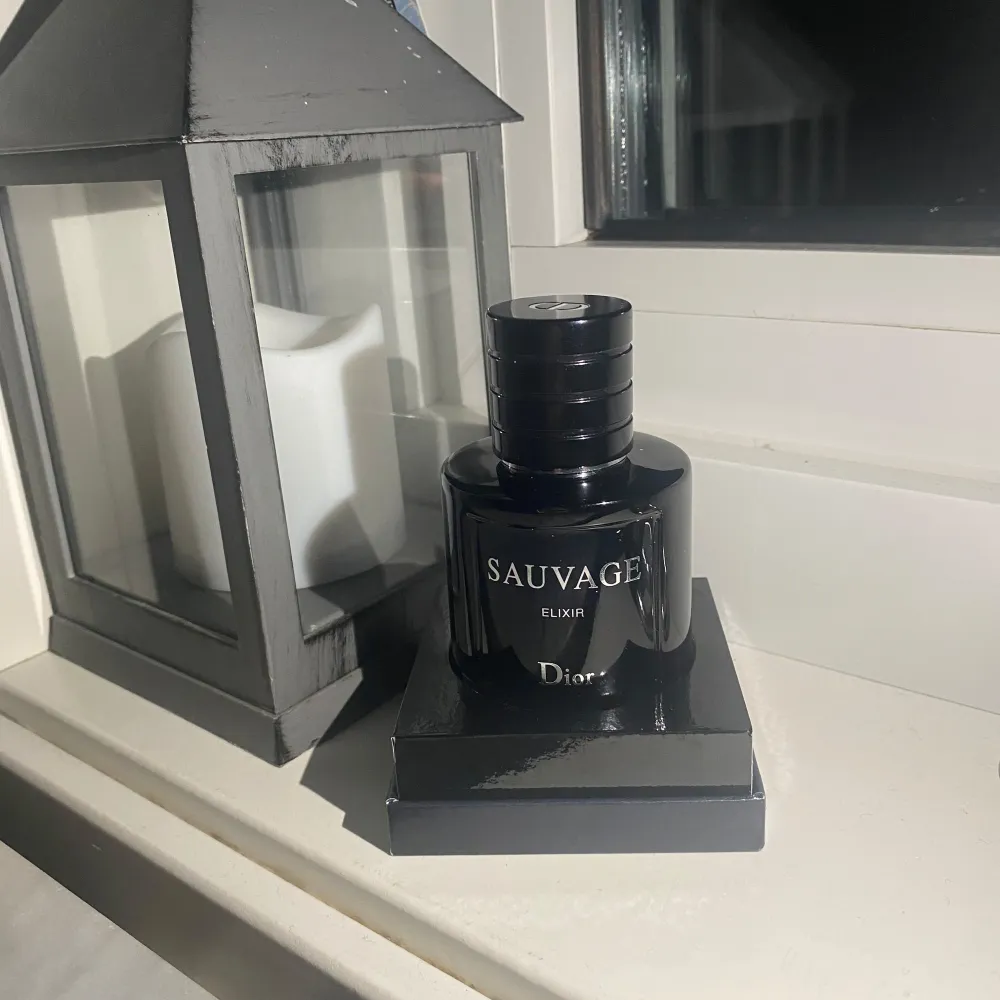 Säljer/byter nu min Dior Elixir då jag söker en annan vinterparfym. Parfymen är i nytt skick då de är ungefär 50ml kvar utav 60. Full presentation finns. Nypris på den ligger på 1700, jag säljer för 1400🙌🏼. . Perfume.