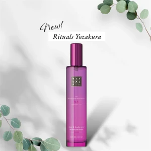 Ny! Rituals Yozakura Hair & Body Mist - Ny! Upptäck Rituals Yozakura Hair & Body Mist, en doftspray i en elegant lila flaska. Denna mist kombinerar en subtil och förförisk doft med en lätt och uppfriskande känsla, perfekt för både hår och kropp. Flaskan rymmer 50 ml och är idealisk för att bära med sig för en snabb uppfräschning när som helst. Slutsåld limited edition 
