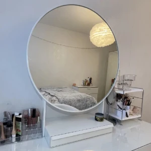 Rund sminkspegel med förvaring - Elegant rund sminkspegel med vit ram, perfekt för sminkbordet. Perfekt för att organisera ditt smink och hålla det lättillgängligt.