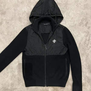 J.Lindeberg Cardigan  - J.Lindeberg cardigan Storlek s nypris ligger runt 3000kr men mitt pris är endast 1699kr Skick 8/10 Snabb affär = bättre pris 