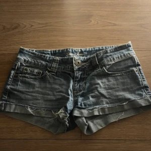 Lågmidjade jeansshorts  - Säljer ett par blå jeansshorts. Säljer dom pågrund av att de var för stora i midjan för mig. Är lite osäkert på vilken storlek dom är i men skulle nog säga S för jag har Xs men de var lite för stora för mig❤️Skriv om ni har några frågor.