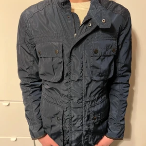 Fieldjacka  - Säljer denna sjukt snygga Field jackan storlek S men passar lite större. Skicket är 10/10!!