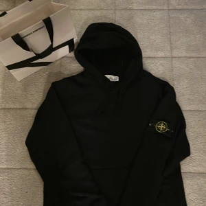 Stone island hoodie - ❗️INTRESSEKOLL❗️.                                                                     Säljer nu denna riktigt feta Stone island hoodien || hoodien är självklart äkta och är köpt på NK || storlek: L, passar M || cond: 10/10, som ny (använd 5-10 gånger och tvättats 2 gånger, tvättad efter rekommendation) || nypris: 3600kr, mitt pris: 1099kr || har du fler frågor eller funderingar, hör av dig!