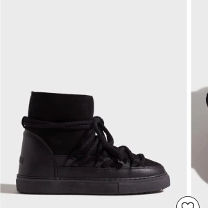 Svarta inuikii skor - Säljer mina svarta inuikii skor. Dom är nästintill oanvända och säljer på grund av att dom tyvärr inte längre kommer till användning. Nypris runt 3000